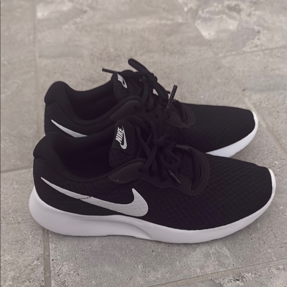 BRAND NEW, Never Worn Women’s Size 7 Nike Black and White Athletic Shoes